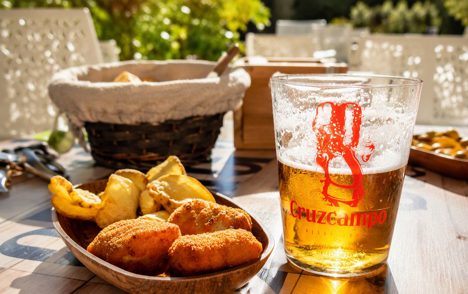 A cold Cruzcampo and croquetas on the terrace